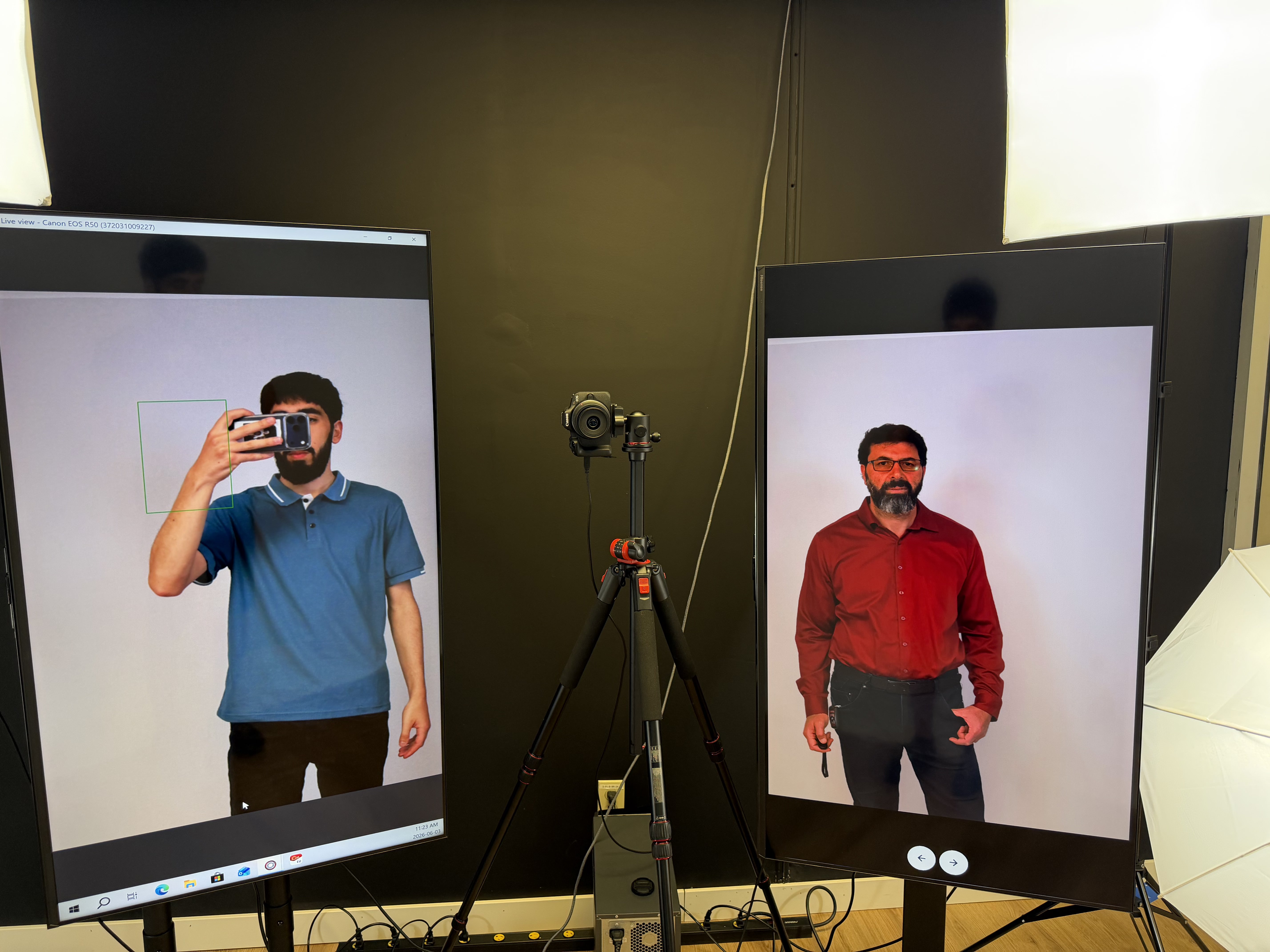 Dual screens showing live feed and last photo at FrameRoom Ottawa